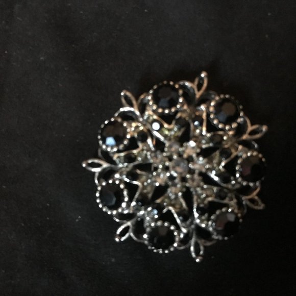 flower-inspired mandala brooch - Picture 2 of 2
